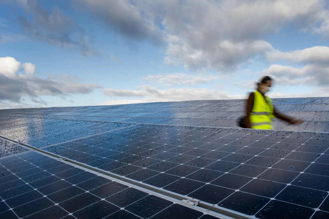 Panel solar en planta fotovoltáioca en Guignen, Francia. Foto Afp / Archivo