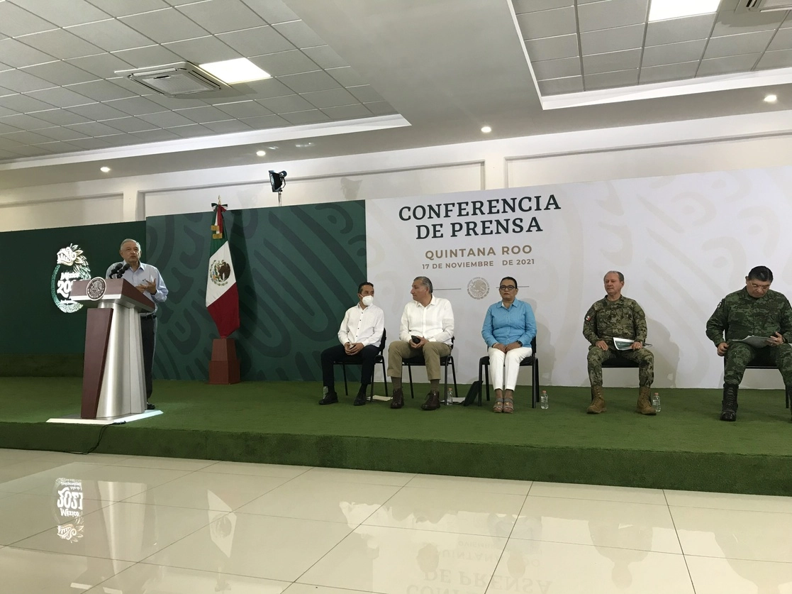 El presidente Andrés Manuel López Obrador, acompañado del gobernador de Quintana Roo, Carlos Joaquín González; de los secretarios de Gobernación, Adán Augusto López; Seguridad, Rosa Icela Rodríguez; Marina, José Rafael Ojeda Durán, y la Defensa Nacional, Luis Cresencio Sandoval, ayer en Ciudad Militar, en la zona continental de Isla Mujeres, anunció la creación de un batallón de seguridad turística para el estado. Foto Patricia Vázquez