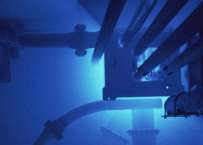 Núcleo brillante del reactor de investigación. Un equipo dirigido por investigadores de la Universidad de Ohio State desarrollaron una batería que puede convertir la energía nuclear en electricidad mediante la emisión de luz. Foto Europa Press