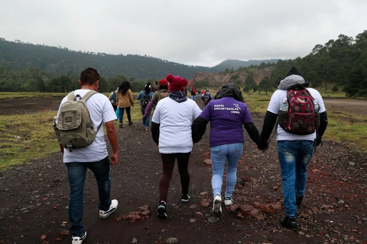Familiares de desaparecidos participan en labores de búsqueda. Foto Alfredo Domínguez / Archivo