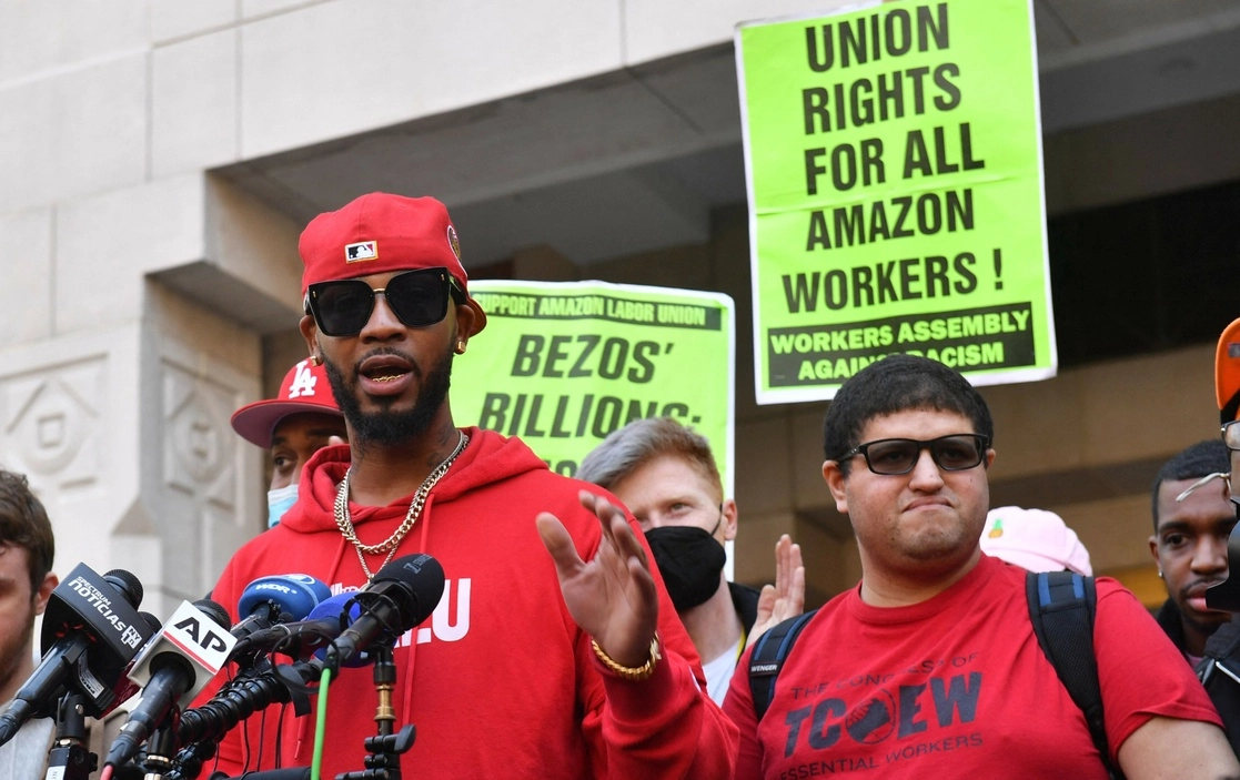 La mayoría de empleados del almacén JFK8 de Staten Island, Nueva York, votó a favor de la campaña de sindicalización, según un recuento de la Junta Nacional de Relaciones Laborales. Foto Afp