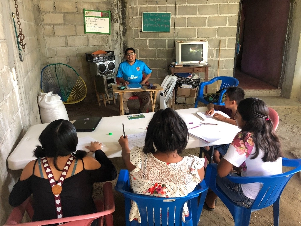 El profesor Miguel Ángel Cristóbal imparte clases gratuitas de la lengua chontal en la comunidad Guayacán, Oaxaca. Foto Diana Manzo