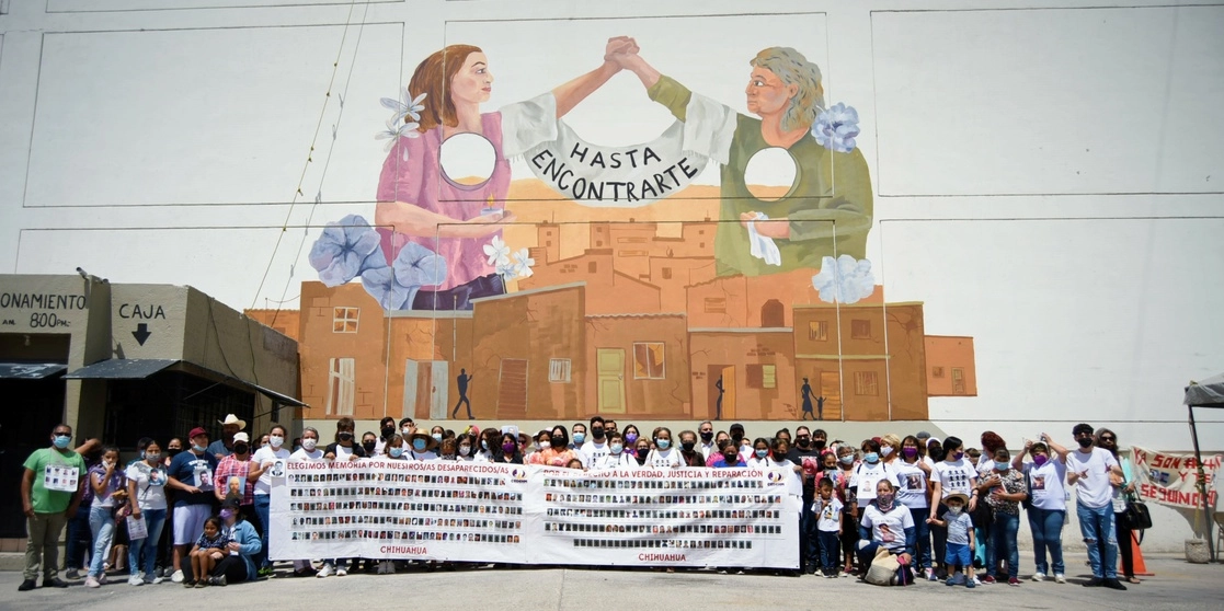 Familiares de víctimas de desaparición se congregaron en el monumento a la Madre del Parque Borunda, en Ciudad Juárez, Chihuahua. Foto Jesús Estrada