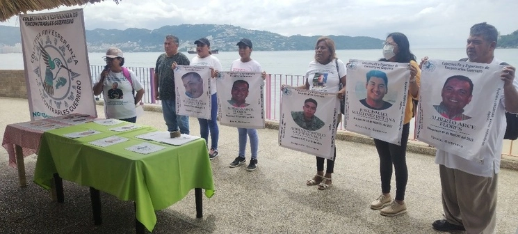 
La Colectiva Fe y Esperanza de Encontrarles Guerrero realizó una conferencia de prensa en la glorieta de la Vía Rápida en Acapulco, Guerrero. Foto Héctor Briseño