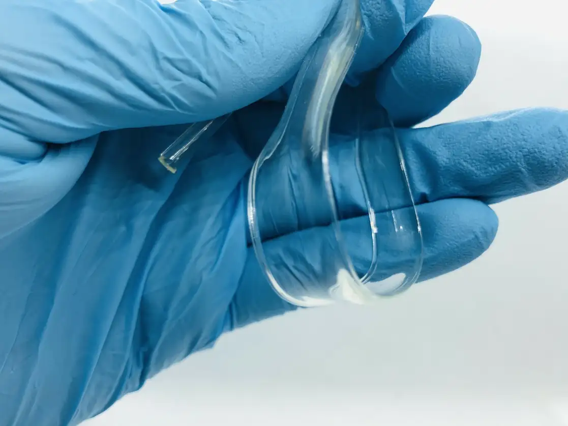 Científicos de la Escuela Politécnica Federal de Lausana (EPFL) desarrollaron un nuevo plástico similar al PET, que se fabrica fácilmente a partir de las partes no comestibles de las plantas; es duro, resistente al calor y es una buena barrera contra gases como el oxígeno. Foto tomada del sitio de https://actu.epfl.ch