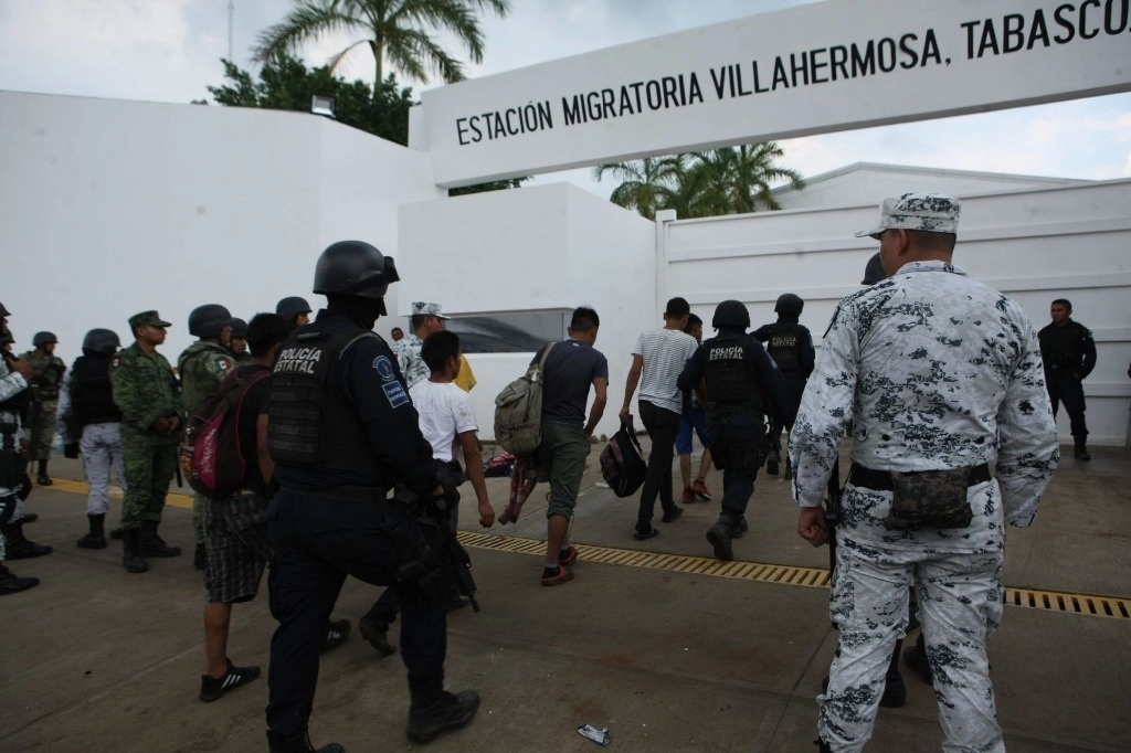 Durante una fuga de indocumentados de la estación migratoria en Tabasco. Foto Cuartoscuro / Archivo