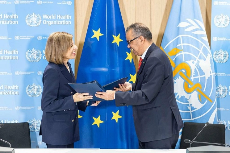 El director general de la OMS, Tedros Adhanom Ghebreyesus, y la comisaria europea de Salud, Stella Kyriakides, firmaron esta "iniciativa histórica para reforzar la seguridad sanitaria mundial", en Ginebra, el 5 de junio de 2023. Foto tomada de Twitter @DrTedros