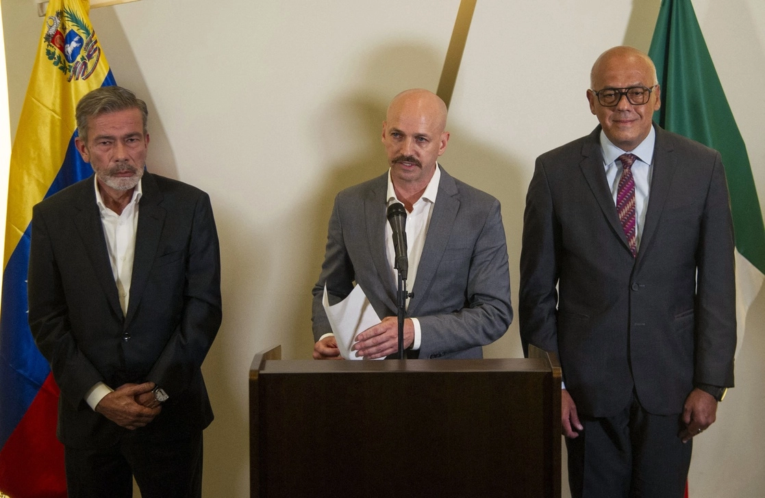 Dag Nylander, representante del gobierno de Noruega, mediador en los encuentros (centro); Jorge Rodríguez Gómez, jefe de la delegación del gobierno de Caracas (derecha), y Gerardo Blyde Pérez, representante de la delegación opositora venezolana, ayer tras las pláticas. Foto Afp
