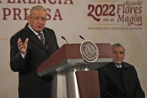 El mandatario describió las características que tendrá la reserva ecológica en Tulum. Lo acompañó Adán Augusto López, titular de Gobernación. Foto Yazmín Ortega Cortés