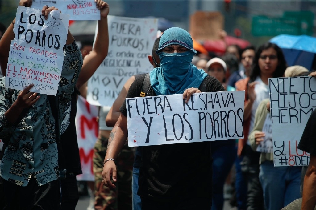 Alumnos y padres de familia marchan en contar de los grupos porriles que existen en la UNAM, el 21 de mayo de 2024. Cristina Rodríguez