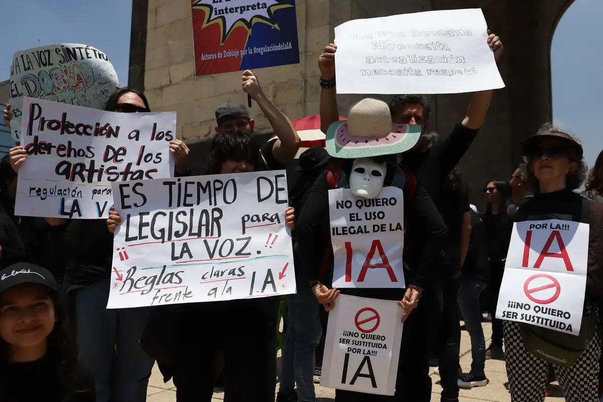 Actores de doblaje, locutores, músicos, animadores, modelos y cineastas que protestaron en el Monumento a la Revolución demandaron al Congreso de la Ciudad de México y a la Cámara de Diputados legislar una regulación de la inteligencia artificial en la industria audiovisual, ante la posible pérdida de 20 mil empleos. Piden incluir las tres C: consentimiento a las empresas para que usen su voz, rostro, ideas y trabajo; control sobre cómo los utilizarán y compensación justa. 