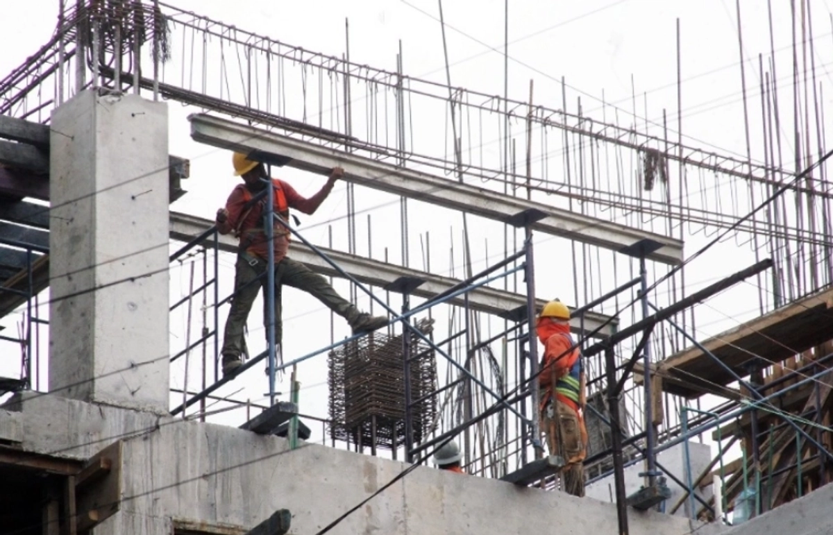 Trabajadores de la construcción laboran en un edificio en la Ciudad de México. 