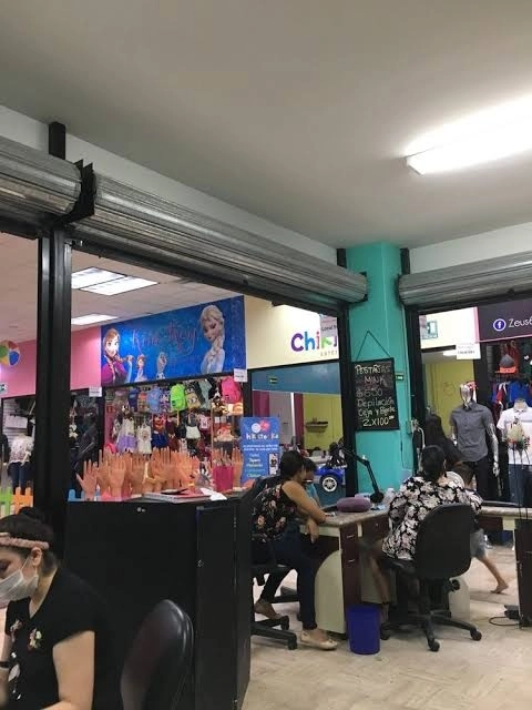 Mujeres laborando en una plaza de Tijuana. Foto @Don_DavidZ