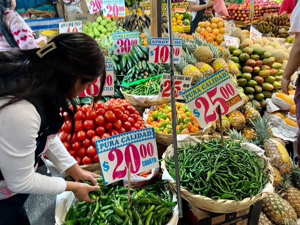 Venta de frutas y verduras en el mercado de Jamaica, en la Ciudad de México en imagen de archivo. Foto Roberto García Ortiz
