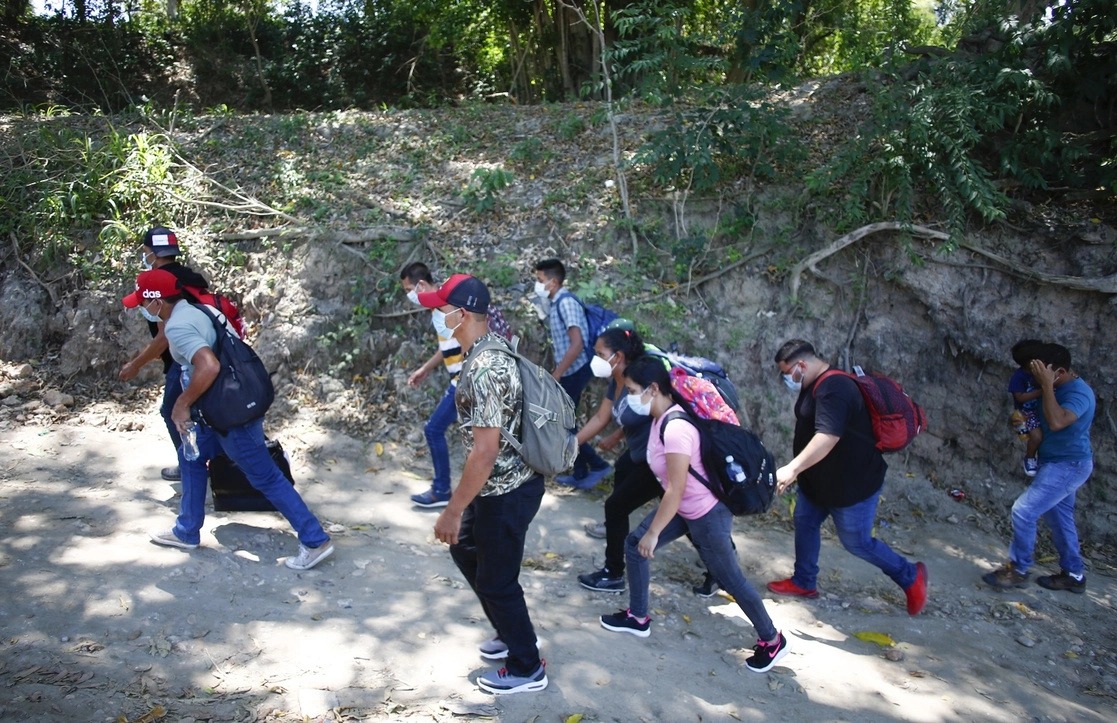 Migrantes cruzan por el río Usumacinta del poblado La Técnica, Guatemala, al embarcadero de Frontera Corozal, Chiapas. Foto Víctor Camacho / Archivo