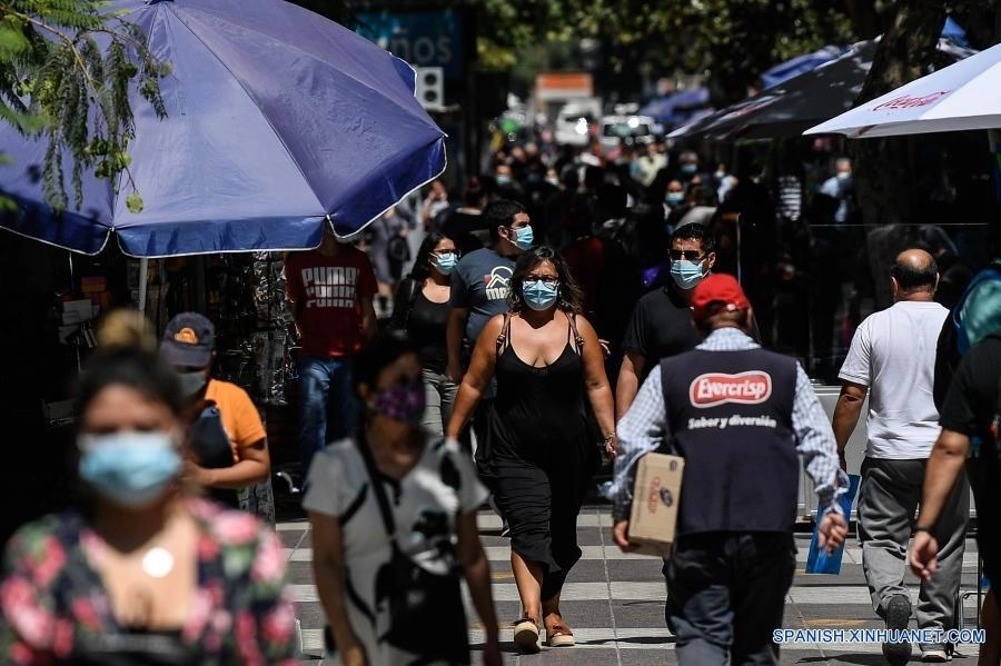 Una calle de Santiago, capital de Chile. Foto Xinhua / Archivo