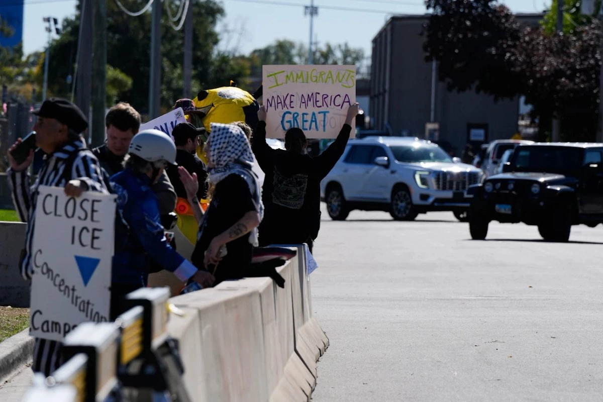 Protesta contra las redadas indiscriminadas contra migrantes en Broadview, Illinois. 