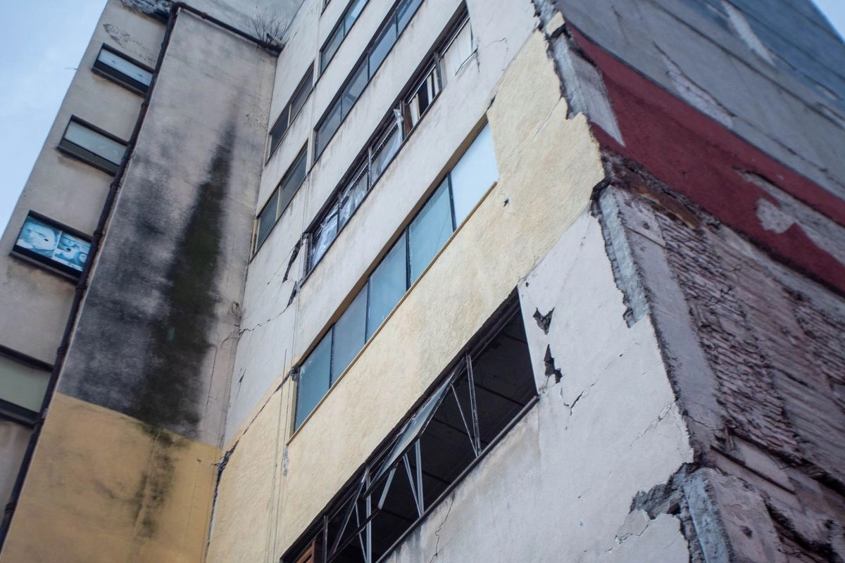 Edificio con daño estructural en imagen de archivo. Foto 
