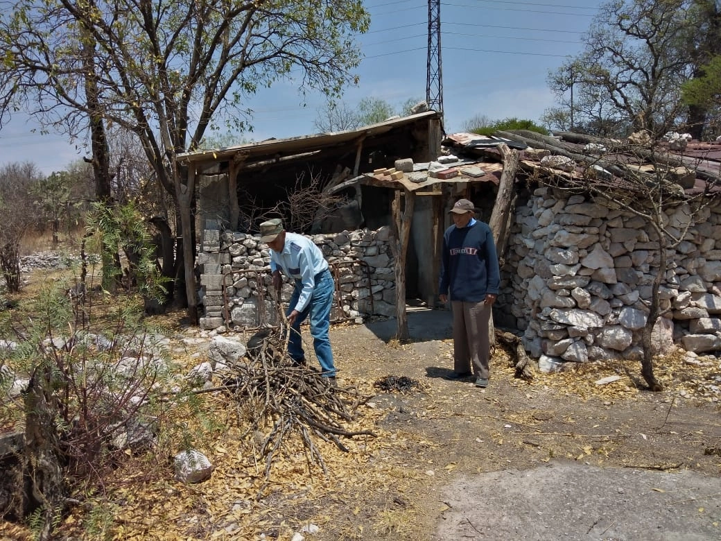 La mayoría de los propietarios de la tierra y el resto de pobladores quienes extraen el barro y los materiales pétreos viven con exiguos salarios. Foto Juan Ricardo Montoya 