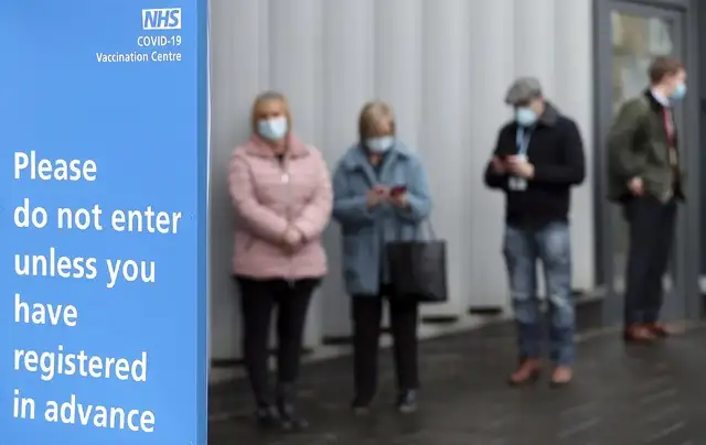 Personas esperan para ser vacunadas con la dosis de AstraZeneca en Newcastle, Inglaterra. Foto Ap / Archivo