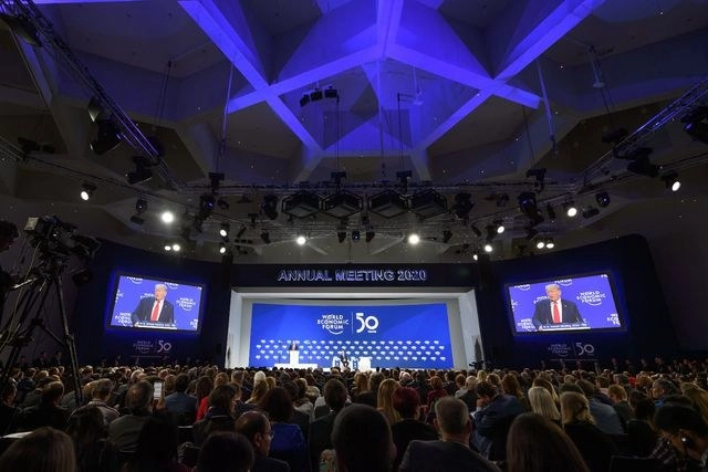 La mayoría de las personas en el mundo considera que el capitalismo en su forma actual está haciendo más daño que bien, de acuerdo con una encuesta llevada a cabo antes de la reunión de líderes empresariales y políticos de Davos de esta semana. Foto Afp 