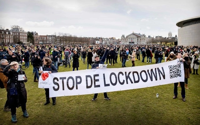 Manifestación en la Plaza de los Museos en Ámsterdam, Holanda contra la imposición del nuevo toque de queda. Foto Afp