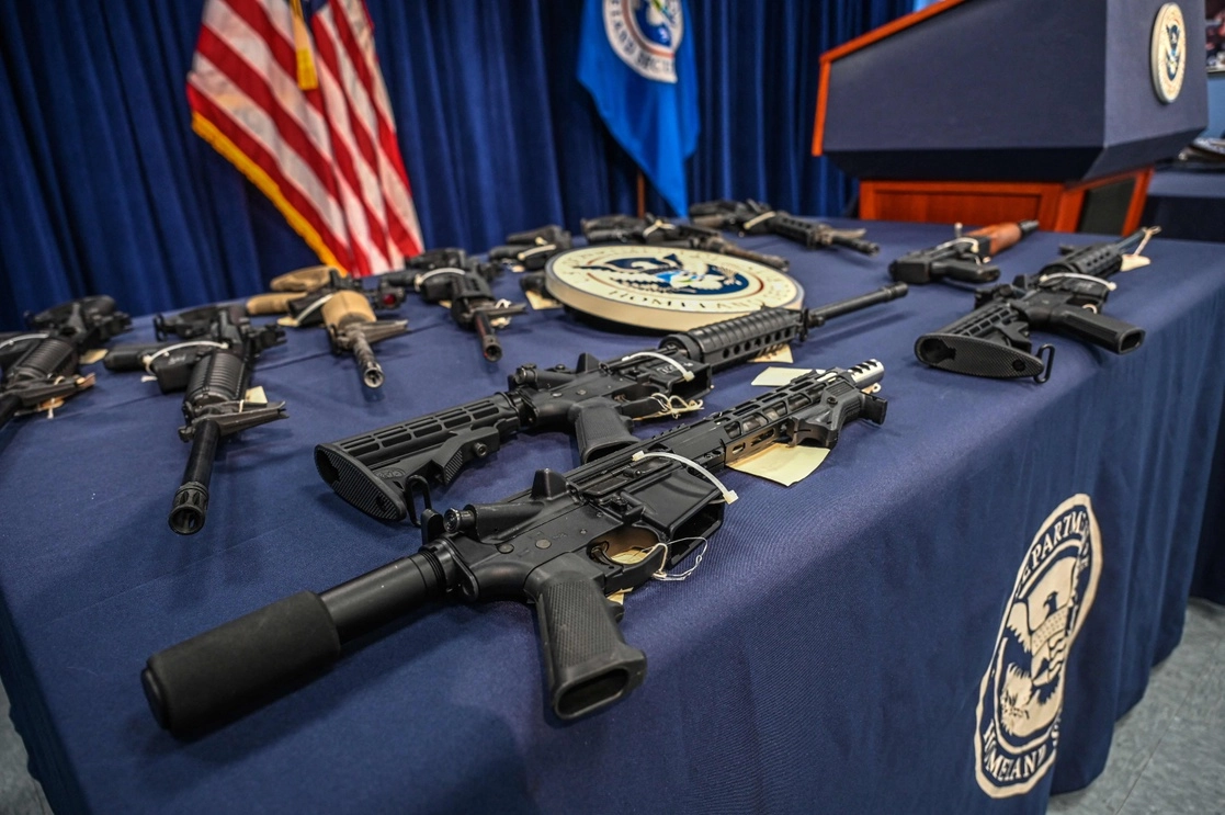 Armas confiscadas por autoridades de Estados Unidos que serían enviadas ilegalmente a Haití, el 17 de agosto de 2022. Foto Afp