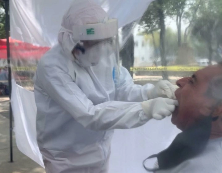 Cientos de personas han acudido a los kioscos de salud instalados en las 34 colonias con más contagios de Covid. En esta imagen, personal realiza pruebas de diagnóstico de Covid-19, en el Jardín Lázaro Cárdenas, en la colonia Doctores, alcadía Cuauhtémoc. Foto José Antonio López
