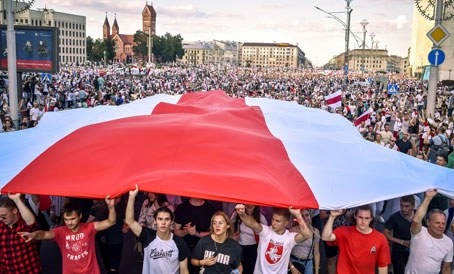 Más de 200 mil personas se manifestaron en Minsk para exigir la dimisión del presidente Aleksandr Lukashenko, quien ha encabezado la nación eslava desde 1994. Foto Afp