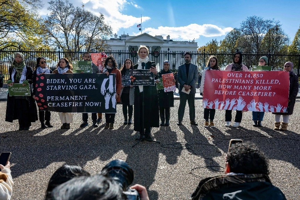 La actriz y activista estadunidense Cynthia Nixon (al centro), acompañada de legisladores y activistas estatales, comenzó ayer una huelga de hambre frente a la Casa Blanca, en demanda de un alto el fuego permanente en Gaza. Foto Afp 