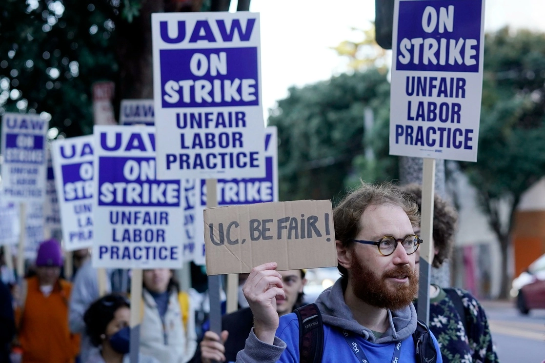 Protesta frente a las oficinas médicas de la Universidad de California, hace unos días en San Francisco. La huelga universitaria más grande en la historia de EU involucra a 48 mil trabajadores. Foto Ap