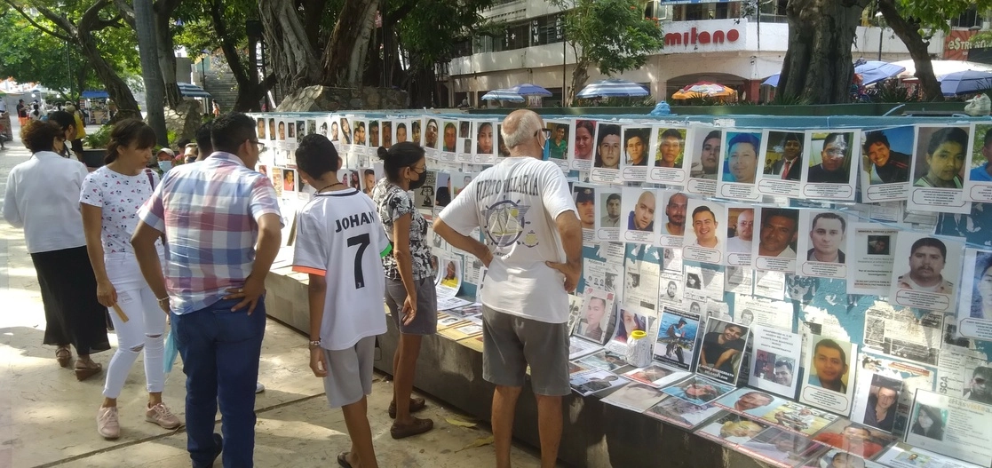 En Acapulco se realizó la tercera exposición fotográfica con los rostros de caso 100 personas desaparecidas. Foto Héctor Briseño