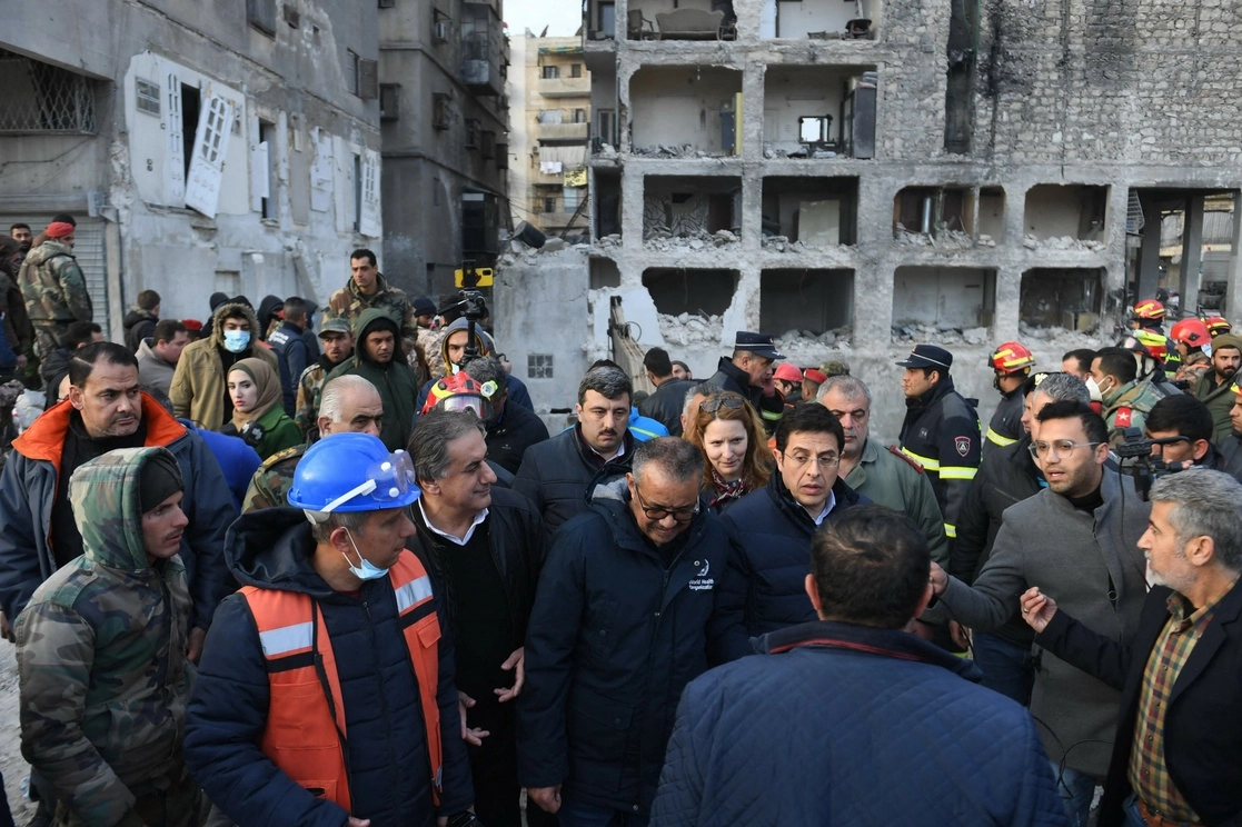 Tedros Adhanom Ghebreyesus –al centro–, acompañado por el ministro sirio de Salud, Hassan al-Ghabash (centro derecha), visitó hospitales y centros de refugio; advirtió sobre la falta de agua potable, por lo que “la gente está expuesta a enfermedades diarreicas y otros problemas de salud”. Foto Afp