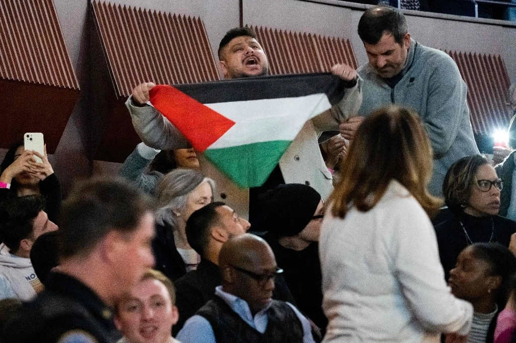 Activistas interrumpieron ayer en 13 ocasiones el discurso del presidente Joe Biden durante un acto de campaña en Virginia, con consignas en repudio a la guerra de Israel contra Gaza. Foto Afp