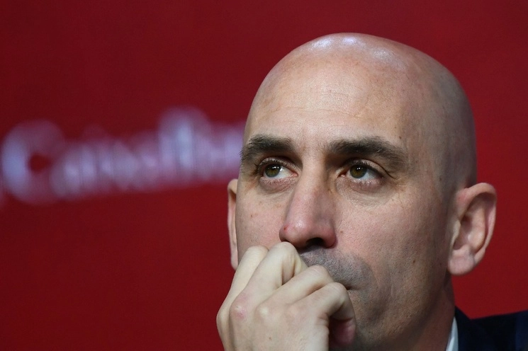 El jefe del gobierno español en funciones, Pedro Sánchez, aumentó la presión sobre el presidente de la Federación de Futbol, Luis Rubiales, al considerar "un gesto inaceptable" su beso a la jugadora Jenni Hermoso en el Mundial. Foto Afp / Archivo