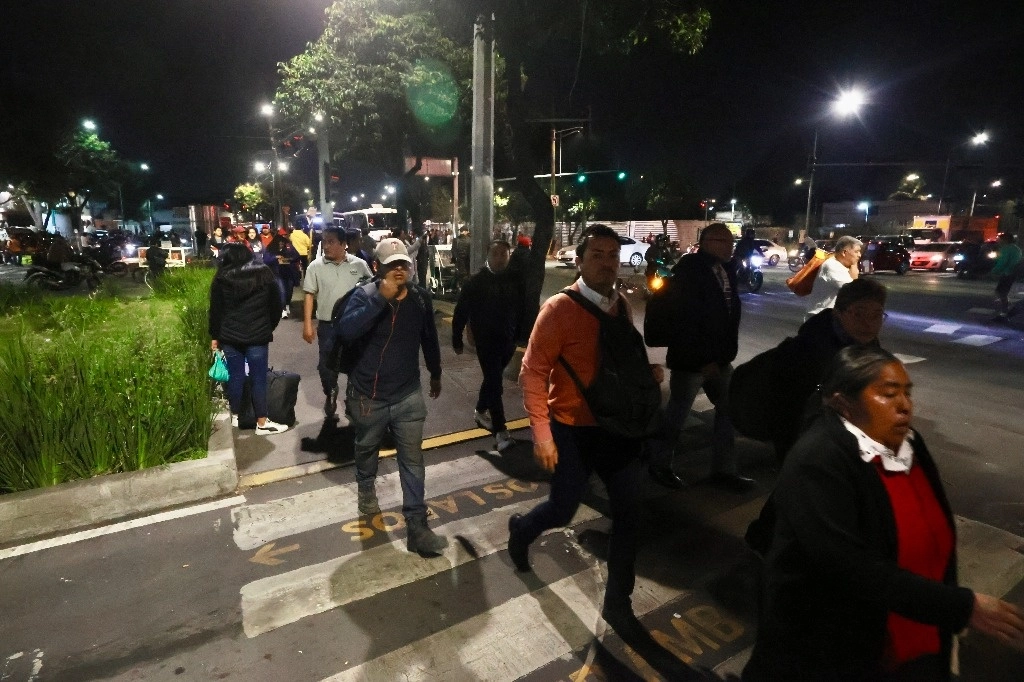 En julio-septiembre de este año y con respecto al trimestre anterior, el costo unitario de la mano de obra en los establecimientos manufactureros disminuyó 1.5 por ciento. En las empresas de comercio al por mayor aumentó 0.2 por ciento; en las constructoras, 0.4 por ciento; en las de servicios privados no financieros, 0.6 por ciento y en las de comercio al por menor, 1.4 por ciento con datos ajustados por estacionalidad. Foto Luis Castillo/ La Jornada 