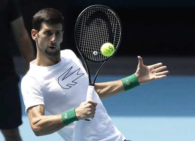 El serbio Novak Djokovic durante una sesión de entrenamiento en el Rod laver Arena para el Abierto de Australia. Foto Ap