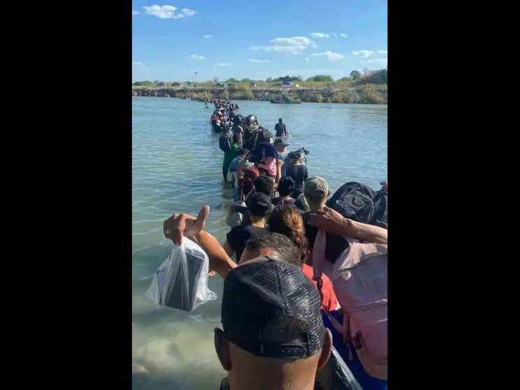 Miles de migrantes cruzaron ayer el río Bravo hacia la ciudad texana de Eagle Pass tras su paso por Piedras Negras, Coahuila. En Ciudad Juárez, Chihuahua, persiste el cierre del puente Córdova-Américas por parte de autoridades estadunidenses; se estima que las pérdidas económicas diarias son de 40 millones de dólares. Foto Cuartoscuro 