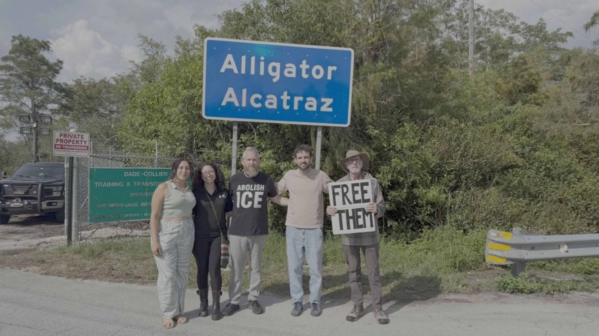 Las protestas frente al centro de detención en Florida denuncian “la notoria negación sin precedente de derechos padecida por los detenidos”.