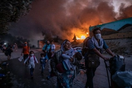 Migrantes que intentan huir de sus realidades, en busca de mundo mejor. Foto/AP

