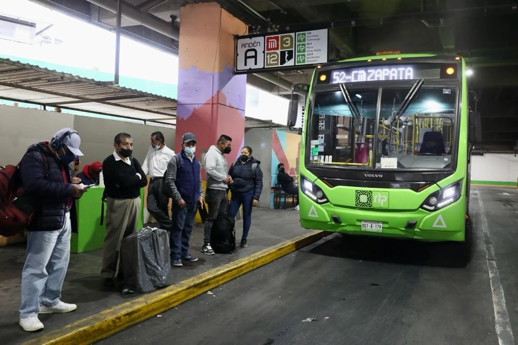 Usuarios de transporte público en la Cetram de Zapata, el 17 de octubre de 2022. Foto Roberto García Ortiz
