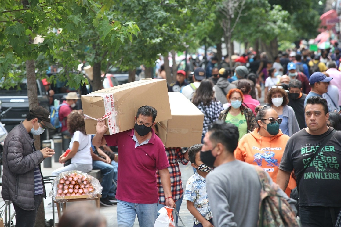 El número de personas ocupadas en micronegocios creció 1.1 millones; en los grandes establecimientos, 440 mil y en los pequeños establecimientos, 398 mil. Foto María Luisa Severiano / Archivo