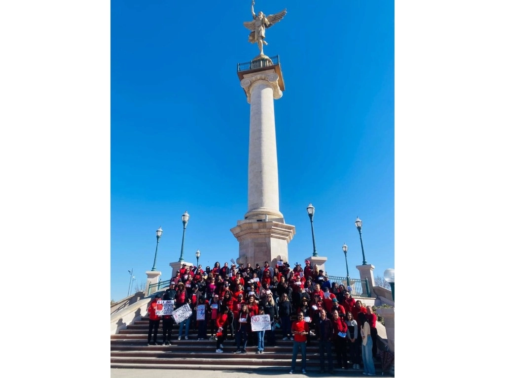 Maestros de distintos niveles educativos de la ciudad de Chihuahua se congregaron en el Ángel de la Libertad, frente al palacio de gobierno, para dar a conocer su movimiento de rechazo a la iniciativa de reforma a la Ley del Issste. Foto tomada de la cuenta de Facebook de Karen Castillo 