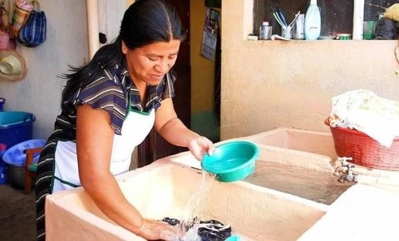Así, el Inegi  precisó que durante el 2023, el valor económico de las labores domésticas y de cuidados que realiza la población de 12 años y más fue de 8.4 billones de pesos. Foto La Jornada de Oriente/ Archivo 
