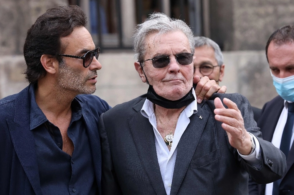 Alain Delon presentará una querella contra su hijo Anthony, después de que este aseguró en la prensa que su padre está "debilitado" y que "ya no soporta verse así". Foto Afp / Archivo 