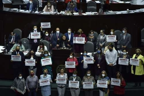 Protesta el jueves pasado en San Lázaro durante la discusión sobre el dictamen que busca eliminar 109 fideicomisos.Foto Cuartoscuro