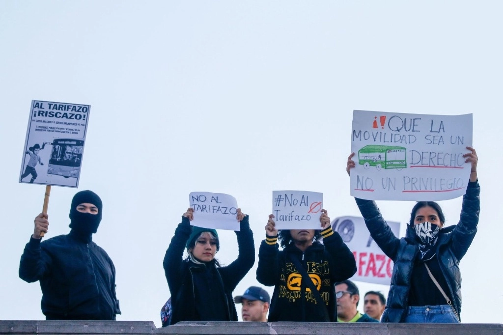Ciudadano se manifestaron en la explanada de los Héroes de Monterrey en rechazo al incremento de las tarifas de transporte público. Foto Cuartoscuro