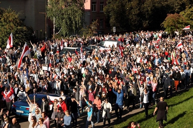 En esta ocasión asistieron entre 50 y 70 mil personas a la manifestación en contra de la relección de Alexander Lukashenko. Foto Afp
