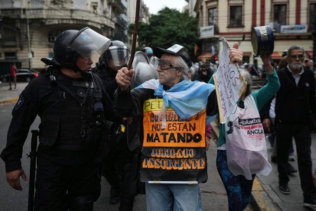 La extrema violencia con que actúan estas fuerzas de seguridad parecen destinadas a  aterrorizar a los jubilados. Foto 