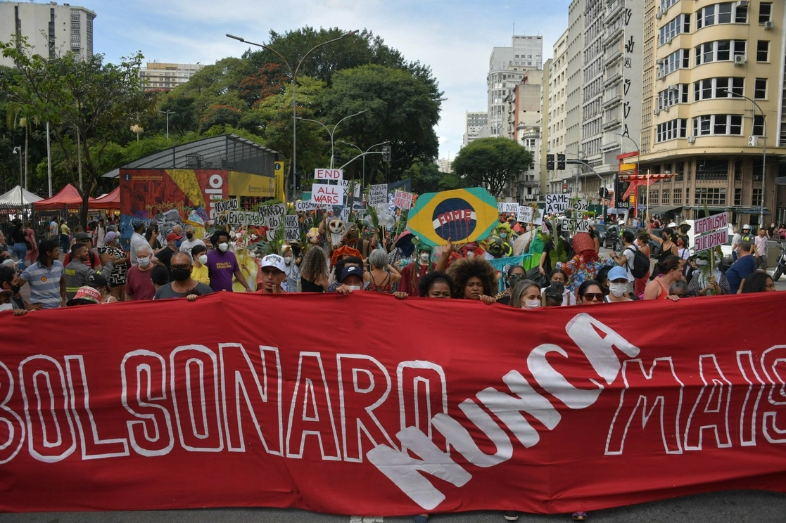 Miles de brasileños tomaron ayer las calles en 72 ciudades contra el gobierno del derechista Jair Bolsonaro. La imagen, en Sao Paulo. Foto Afp
